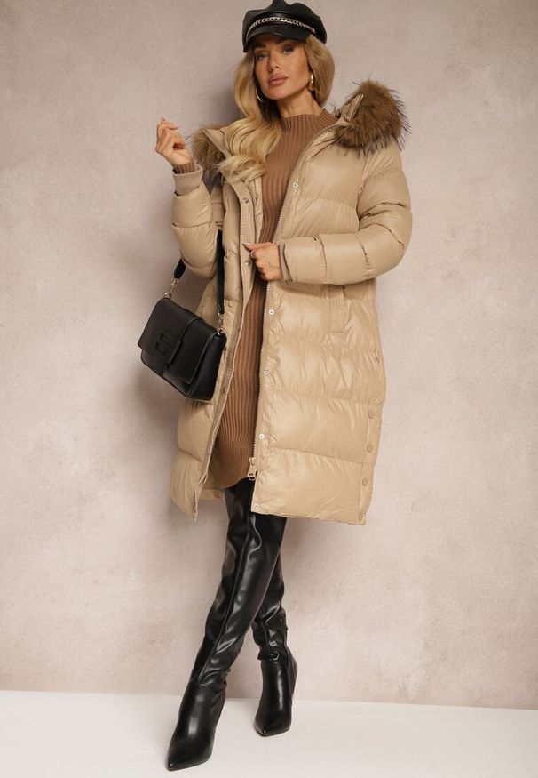 Renee - Beżowa Kurtka Pikowana o Długim Kroju z Kapturem Wiązana w Pasie z Odpinanym Futerkiem Phorira. Okazja: na spacer. Typ kołnierza: kaptur. Kolor: beżowy. Materiał: futro. Długość: długie. Styl: elegancki