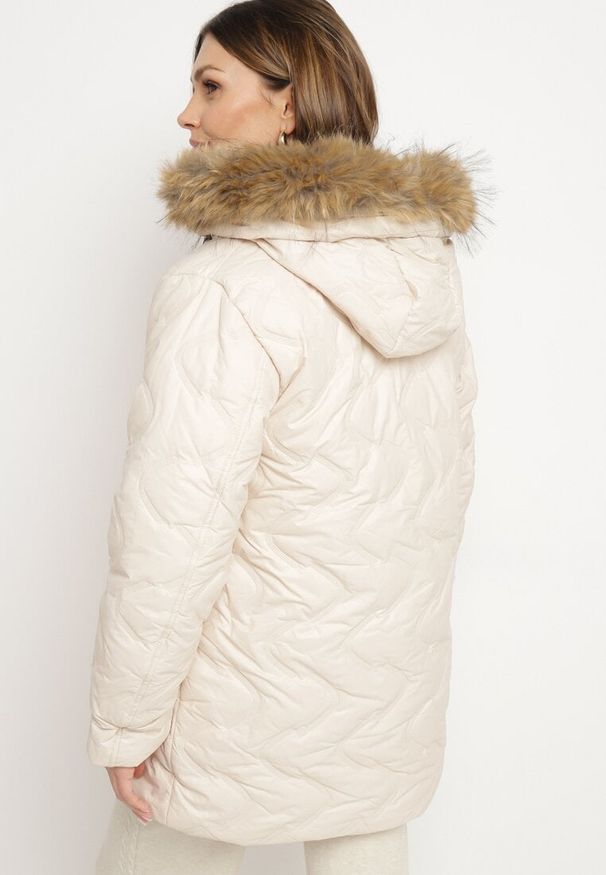 Born2be - Jasnobeżowa Kurtka z Ozdobnym Pikowaniem Ściągaczami i Odpinanym Kapturemj Evelinnora. Okazja: na spacer, na co dzień. Kolor: beżowy. Materiał: jeans. Styl: elegancki, casual