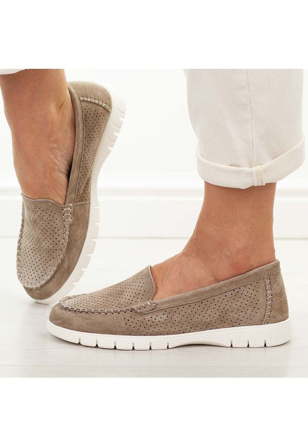 Beżowe ażurowe skórzane mokasyny damskie Vinceza 95360. Okazja: na co dzień, na spacer. Nosek buta: okrągły. Kolor: beżowy. Materiał: skóra. Szerokość cholewki: normalna. Wzór: ażurowy. Sezon: wiosna, lato. Styl: casual, klasyczny, elegancki