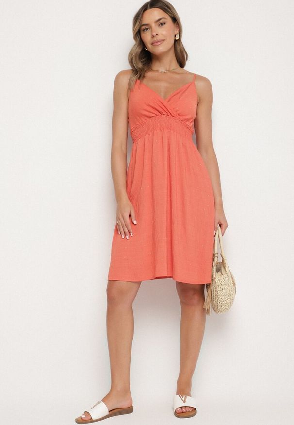 Born2be - Czerwona Wiskozowa Sukienka z Kopertowym Dekoltem Arileme. Kolor: czerwony. Materiał: wiskoza. Długość rękawa: na ramiączkach. Typ sukienki: kopertowe. Styl: elegancki, klasyczny, wizytowy