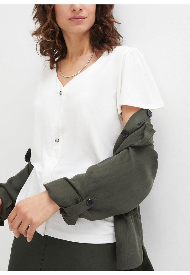 bonprix - Koszulka z plisą guzikową. Kolor: biały. Styl: elegancki