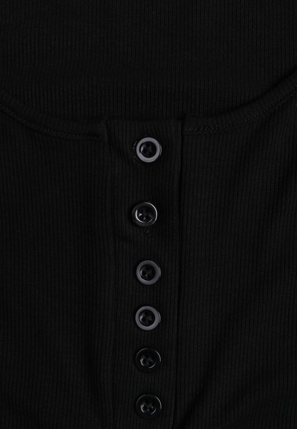 Renee - Czarny Bawełniany Tank Top w Prążki z Ozdobnymi Guziczkami Bernissa. Okazja: na imprezę, na co dzień. Kolor: czarny. Materiał: bawełna. Wzór: prążki. Styl: casual