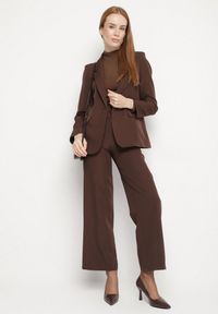 Born2be - Brązowy Komplet Garniturowy z Wiskozą Marynarka na Guzik i Szerokie Spodnie Tevora. Kolor: brązowy. Materiał: wiskoza. Wzór: aplikacja #4