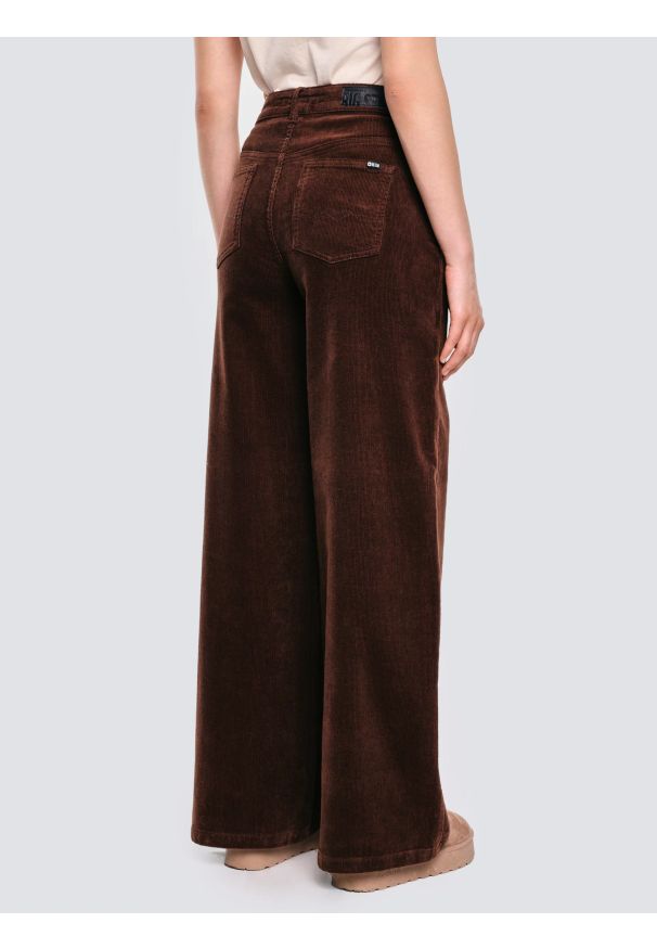 Big-Star - Spodnie damskie sztruksowe z szeroką nogawką ciemnobrązowe Celinesi 804. Stan: podwyższony. Kolor: brązowy. Materiał: sztruks. Długość: krótkie. Wzór: prążki. Sezon: lato. Styl: klasyczny