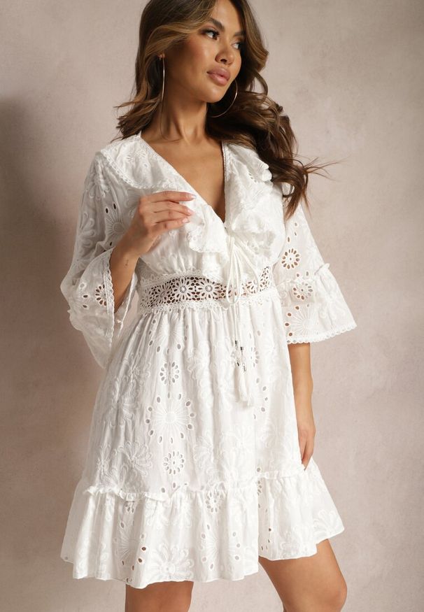 Renee - Biała Mini Sukienka z Bawełny Ozdobiona Haftami i Koronką Qirelia. Kolor: biały. Materiał: koronka, bawełna. Wzór: haft, koronka, aplikacja. Długość: mini
