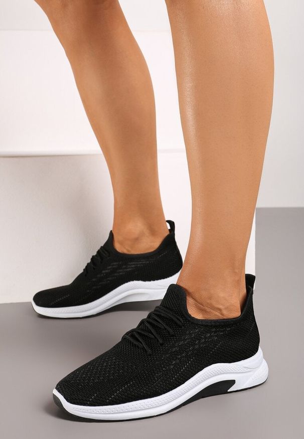 Born2be - Czarne Buty Sportowe z Siateczki Zdobione Wiązaniem Salmerus. Wysokość cholewki: przed kostkę. Nosek buta: okrągły. Kolor: czarny. Materiał: materiał. Szerokość cholewki: normalna. Wzór: aplikacja