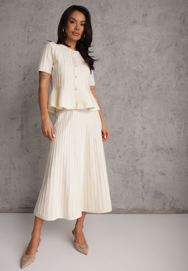 Renee - Beżowy Komplet z Wiskozą Bluzka z Guzikami i Baskinką i Spódnica Narinna. Kolor: beżowy. Materiał: wiskoza