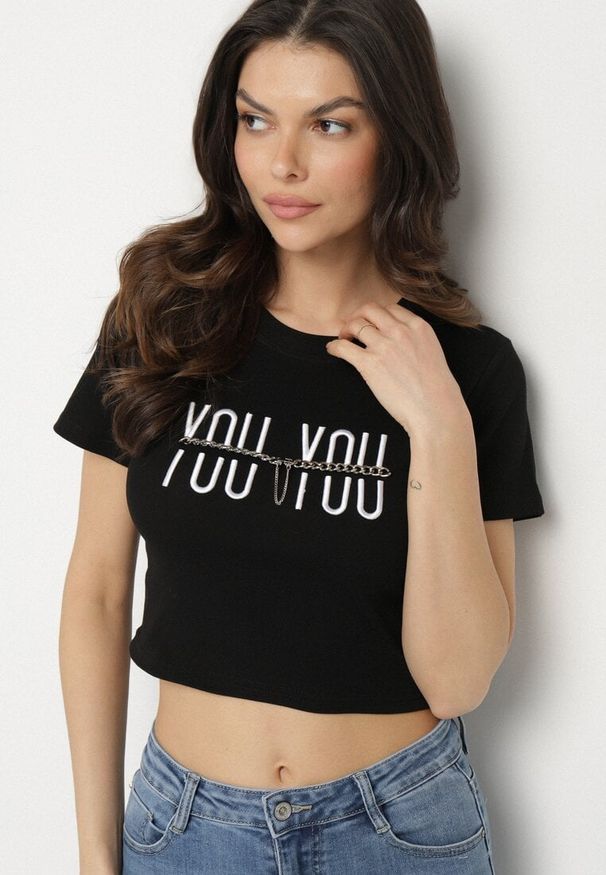 Born2be - Czarny Bawełniany T-shirt z Napisem i Łańcuchem Olimelia. Kolor: czarny. Materiał: bawełna. Wzór: napisy