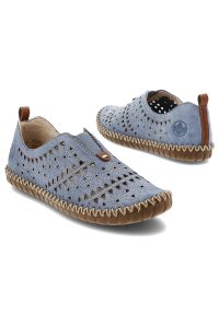 Półbuty damskie Rieker, skóra naturalna ażurowa cholewka wsuwany fason elastyczne wstawki miękka skórzana wyściółka, niebieskie, M2852-12. Kolor: niebieski. Materiał: skóra. Szerokość cholewki: normalna. Wzór: ażurowy #7