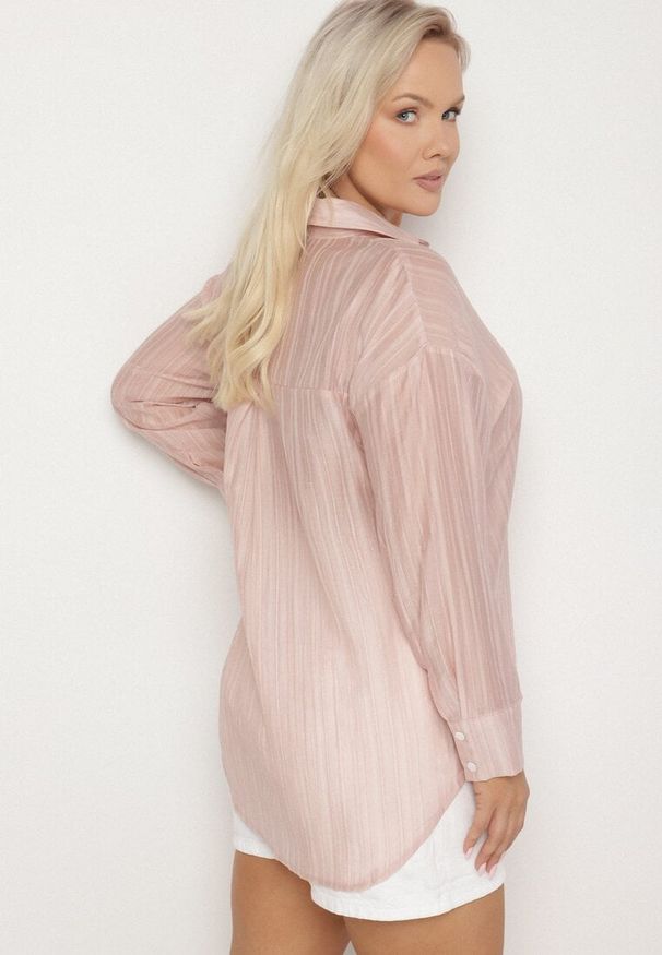 Born2be - Różowa Koszula o Kroju Oversize Dolamana. Okazja: na co dzień. Typ kołnierza: kołnierzyk klasyczny. Kolor: różowy. Materiał: jeans. Długość rękawa: długi rękaw. Długość: długie. Styl: klasyczny, casual, elegancki