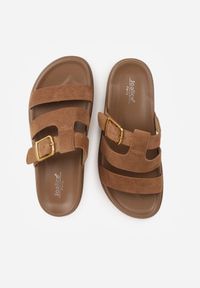 Renee - Jasnobrązowe Klapki Ozdobione Geometrycznymi Paskami i Metaliczną Klamrą Hossei. Okazja: na co dzień. Kolor: brązowy. Materiał: jeans. Wzór: geometria, aplikacja. Styl: casual, elegancki #8