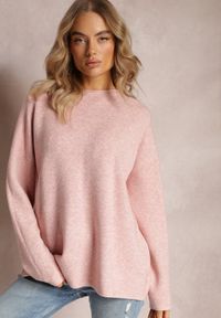 Renee - Jasnoróżowy Sweter o Luźnym Kroju Enian. Kolor: różowy. Materiał: tkanina, dzianina. Długość rękawa: długi rękaw. Długość: długie. Styl: klasyczny #1