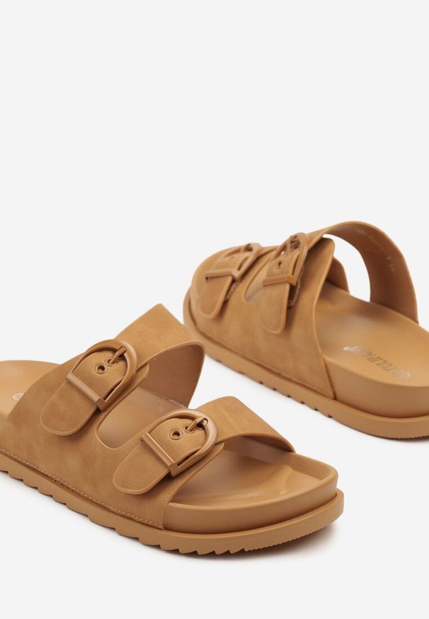 Renee - Jasnobrązowe Klapki Ozdobione Klamrami i Dwoma Paskami Galzeri. Okazja: na co dzień. Kolor: brązowy. Wzór: aplikacja. Sezon: lato. Styl: casual