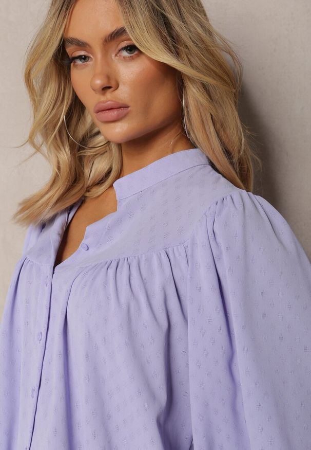 Renee - Fioletowa Koszula ze Stójką Inspirowana Stylem Retro Bubiana. Typ kołnierza: kołnierzyk stójkowy. Kolor: fioletowy. Styl: retro