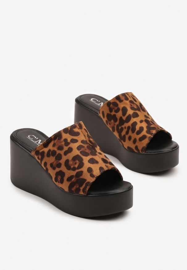 Renee - Panterkowe Klapki na Koturnie w Klasycznym Stylu Foneira. Okazja: na co dzień. Materiał: jeans. Wzór: aplikacja. Sezon: lato. Obcas: na koturnie. Styl: klasyczny