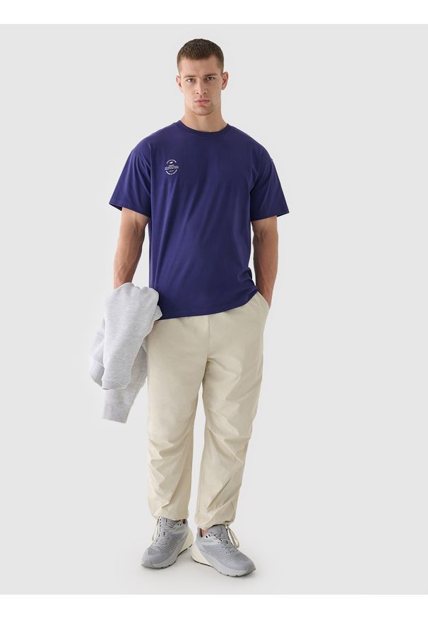 4f - 4F T-shirt oversize gładki uniseks - granatowy S. Okazja: na co dzień. Kolor: niebieski. Materiał: bawełna, jersey, dzianina. Długość rękawa: krótki rękaw. Długość: krótkie. Wzór: gładki. Styl: sportowy, klasyczny, casual