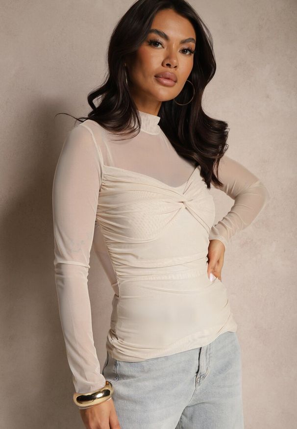 Renee - Beżowa Marszczona Bluzka z Siateczki Longsleeve ze Stójką Zentevin. Okazja: na co dzień. Typ kołnierza: kołnierzyk stójkowy. Kolor: beżowy. Materiał: jeans, skóra. Długość rękawa: długi rękaw. Styl: casual