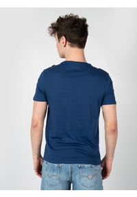 Guess T-Shirt "Gustavo" | X2VI15KAK93 | Mężczyzna | Niebieski. Okazja: na co dzień. Kolor: niebieski. Materiał: bawełna. Styl: casual, klasyczny, elegancki