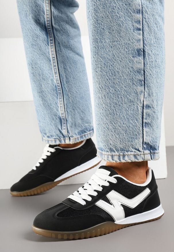 Renee - Czarne Sneakersy Typu Klasyczne Tenisówki Zdobione Przeszyciami Elanioria. Okazja: na co dzień, do pracy. Zapięcie: sznurówki. Kolor: czarny. Materiał: koronka, jeans. Wzór: aplikacja. Obcas: na obcasie. Wysokość obcasa: niski