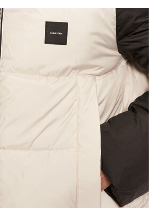 Calvin Klein Kurtka puchowa K10K114384 Beżowy Regular Fit. Kolor: beżowy. Materiał: syntetyk