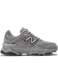 Buty dziecięce New Balance GC9060GB – szare. Okazja: na co dzień, na uczelnię. Kolor: szary. Materiał: syntetyk, materiał, guma. Szerokość cholewki: normalna. Sport: turystyka piesza