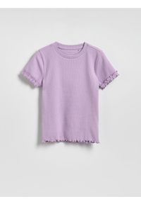 Reserved - Bawełniany t-shirt z falbankami - lawendowy. Typ kołnierza: kołnierz z falbankami. Kolor: fioletowy. Materiał: bawełna