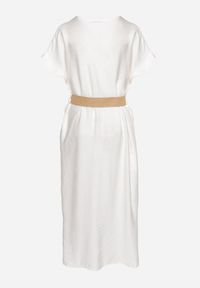 Born2be - Biała Wiskozowa Sukienka z Paskiem Ozdobionym Plecionką i Klamrą Mlevena. Typ kołnierza: dekolt w kształcie V. Kolekcja: plus size. Kolor: biały. Materiał: wiskoza. Długość rękawa: krótki rękaw. Wzór: aplikacja. Typ sukienki: dla puszystych. Styl: elegancki #4