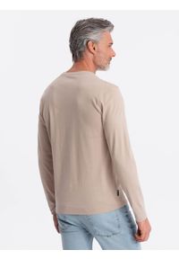 Ombre Clothing - Męski longsleeve BASIC z okrągłym dekoltem - beżowy V8. Kolor: beżowy. Materiał: materiał, bawełna. Długość rękawa: długi rękaw. Wzór: gładki, jednolity. Styl: klasyczny #5
