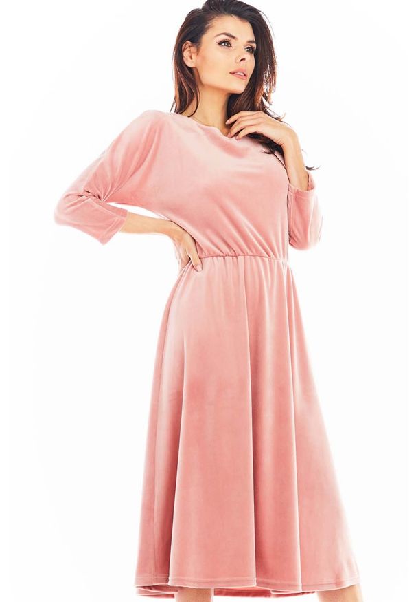 Awama - Różowa Rozkloszowana Midi Sukienka z Weluru. Kolor: różowy. Materiał: welur. Długość: midi