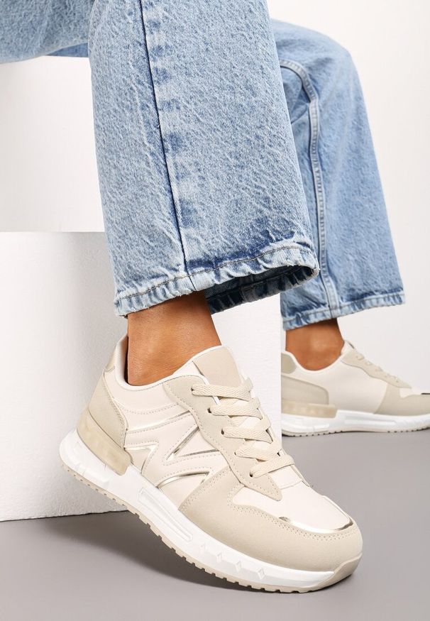 Born2be - Beżowe Sznurowane Sneakersy na Płaskiej Podeszwie z Metalicznym Wykończeniem Vivamarie. Nosek buta: okrągły. Zapięcie: sznurówki. Kolor: beżowy. Obcas: na płaskiej podeszwie. Wysokość obcasa: niski