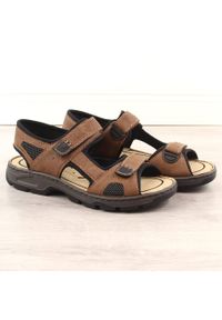 Komfortowe sandały męskie na rzepy brązowe Rieker 26156-25. Zapięcie: rzepy. Kolor: brązowy. Materiał: skóra ekologiczna