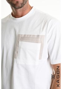 Xagon Man T-shirt | P26082 ZUTS72 | Mężczyzna | Biały. Okazja: na co dzień. Kolor: biały. Materiał: bawełna. Długość: długie. Wzór: aplikacja. Styl: casual, elegancki #2