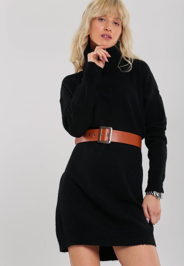 Renee - Czarna Sukienka Milana. Typ kołnierza: golf. Kolor: czarny. Materiał: dzianina. Długość rękawa: długi rękaw