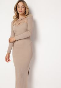 Born2be - Beżowa Dopasowana Sukienka z Prążkowanego Materiału z Ażurowym Dekoltem Medna. Okazja: na co dzień. Kolor: beżowy. Materiał: materiał, prążkowany. Wzór: ażurowy. Typ sukienki: proste. Styl: klasyczny, casual, elegancki #6