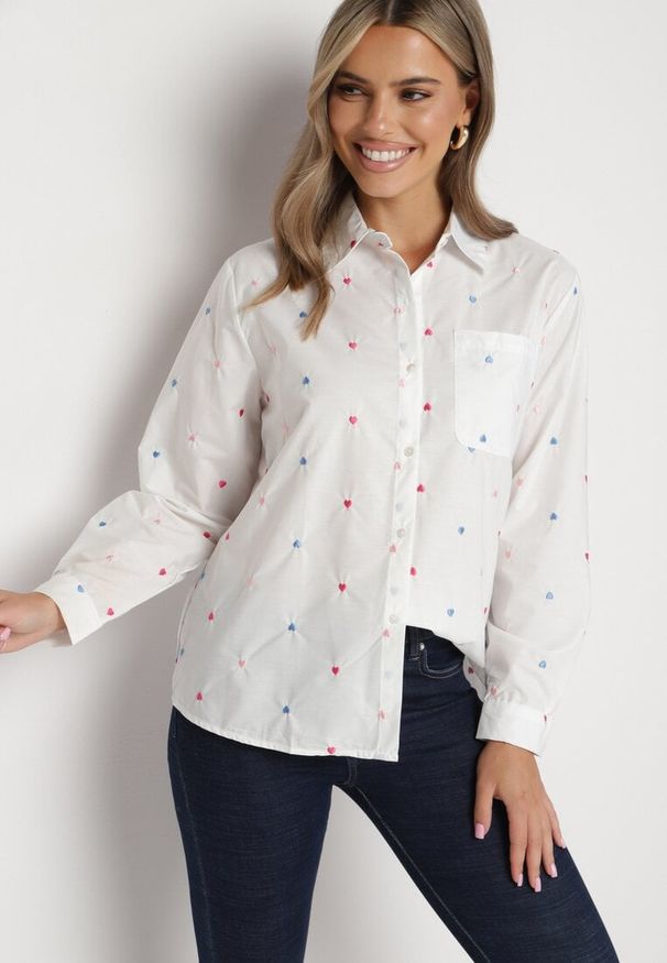 Born2be - Biała Koszula z Dodatkiem Bawełny Ozdobiona Kieszonką i Haftami Serc Meristia. Kolor: biały. Materiał: bawełna. Wzór: aplikacja, haft. Styl: elegancki