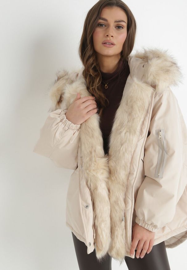 Born2be - Beżowa Kurtka Parka Oversize z Futerkiem Mitto. Kolor: beżowy. Materiał: futro. Długość rękawa: długi rękaw. Długość: długie. Sezon: zima, jesień. Styl: klasyczny, elegancki
