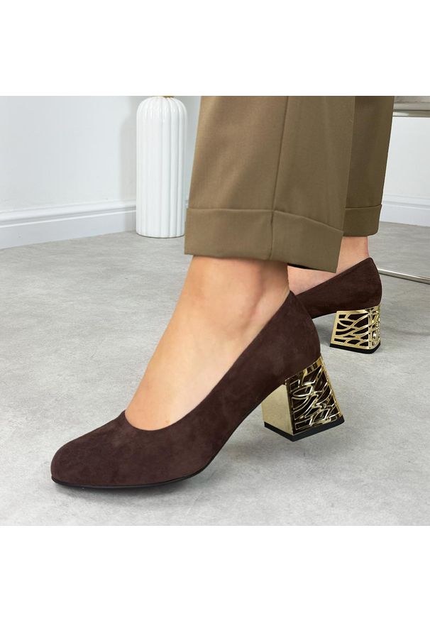 Czekoladowe zamsz Polskie czółenka damskie Suzana 594. Okazja: na co dzień. Nosek buta: okrągły. Kolor: beżowy. Szerokość cholewki: normalna. Materiał: zamsz. Sezon: wiosna, lato, jesień. Obcas: na obcasie. Styl: wizytowy, casual, klasyczny, elegancki. Wysokość obcasa: średni