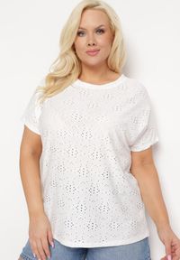 Born2be - Biały T-shirt Koszulka z Krótkim Rękawem z Ażurowej Tkaniny Nispia. Okazja: na co dzień. Kolekcja: plus size. Kolor: biały. Materiał: tkanina. Długość rękawa: krótki rękaw. Długość: krótkie. Wzór: ażurowy. Styl: casual, elegancki #1