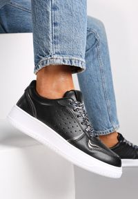 Renee - Czarne Sneakersy z Kolorowymi Sznurówkami i Metalicznymi Wstawkami Lania. Kolor: czarny. Wzór: kolorowy #3