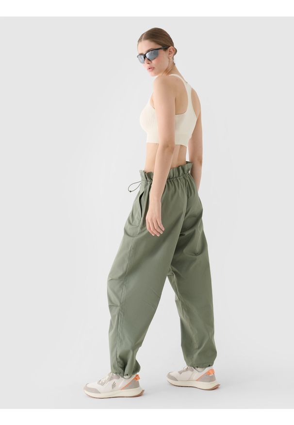 4f - 4F Spodnie casual parachute oversize damskie - oliwkowe/khaki XL. Okazja: na co dzień. Kolor: wielokolorowy, brązowy, oliwkowy. Materiał: tkanina, materiał, poliester, bawełna. Styl: casual