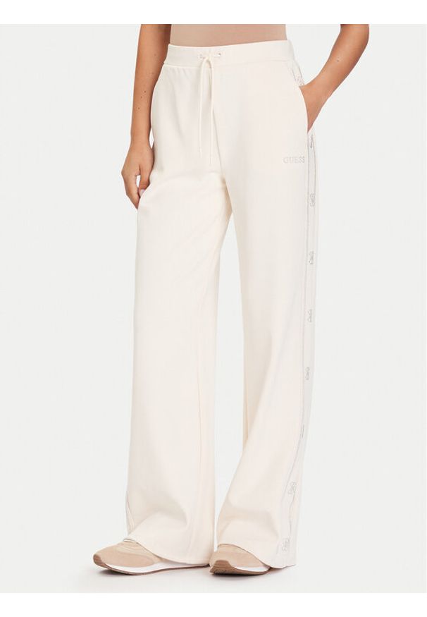 Guess Spodnie dresowe V5BB12 KCX22 Beżowy Wide Leg. Kolor: beżowy. Materiał: syntetyk