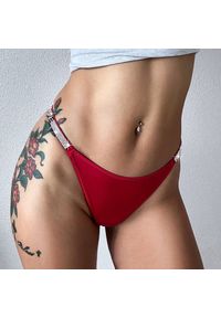 Intica - Majtki z ozdobną gumką podkreślające sylwetkę Magga. Kolor: czerwony. Materiał: materiał