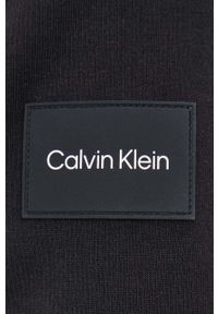 Calvin Klein bluza męska kolor czarny z kapturem gładka. Okazja: na co dzień. Typ kołnierza: kaptur. Kolor: czarny. Materiał: dzianina. Wzór: gładki. Styl: casual