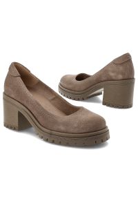 Beżowe Półbuty Armodo Eleganckie Obuwie Damskie. Okazja: do pracy, na co dzień. Kolor: beżowy. Materiał: zamsz. Obcas: na obcasie. Styl: elegancki. Wysokość obcasa: średni #6