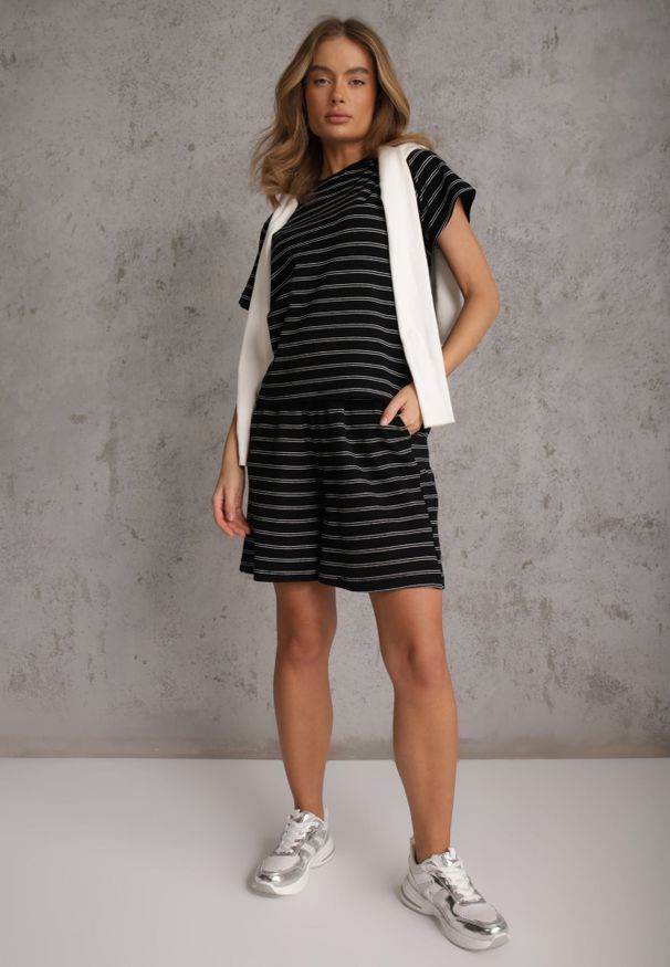 Renee - Czarny T-shirt z Bawełny Ozdobiony Poziomymi Paskami Nautida. Okazja: na co dzień. Kolor: czarny. Materiał: bawełna. Wzór: aplikacja. Styl: casual