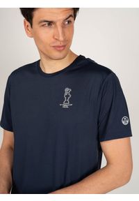 North Sails X Prada T-shirt "Foehn" | 45 2302 000 | T-shirt Foehn | Mężczyzna | Granatowy. Okazja: na co dzień. Kolor: niebieski. Materiał: poliester. Wzór: aplikacja, nadruk. Styl: casual