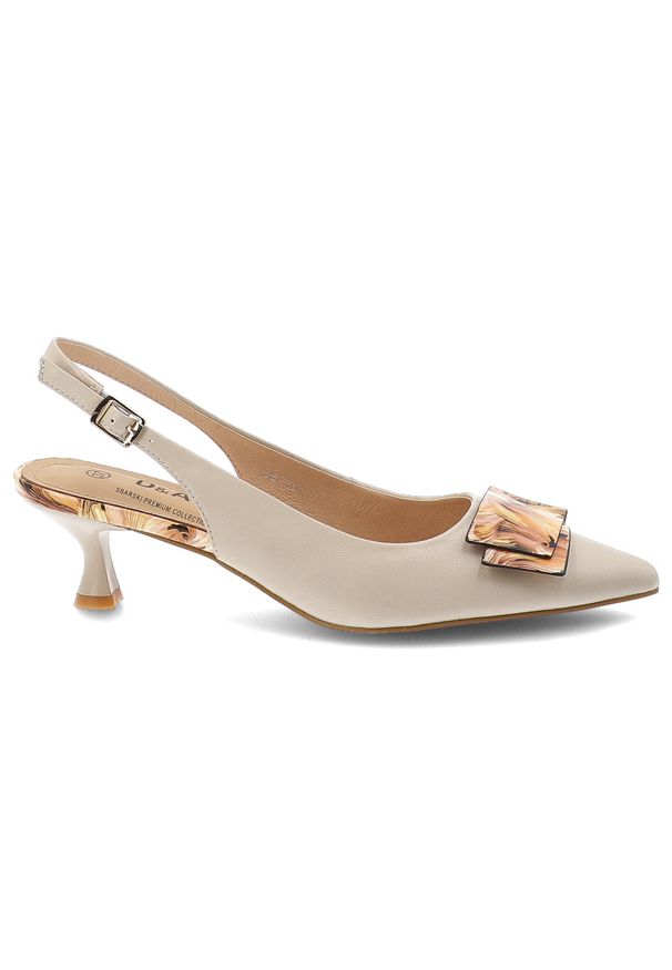 Czółenka damskie S.Barski, slingback ze skóry naturalnej z ozdobną aplikacją dekoracyjnym obcasem i regulowanym paskiem, beżowe, LZ61-2006. Okazja: na ślub cywilny, na wesele, na imprezę. Zapięcie: pasek. Kolor: brązowy. Wzór: aplikacja. Materiał: skóra. Sezon: wiosna, lato. Obcas: na obcasie. Styl: elegancki, wizytowy. Wysokość obcasa: średni