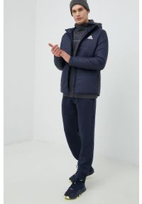 Adidas - adidas kurtka męska kolor granatowy zimowa. Typ kołnierza: kaptur. Kolor: niebieski. Materiał: materiał. Sezon: zima #5