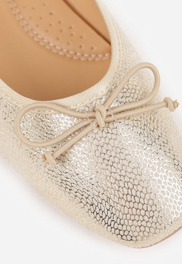 Born2be - Złote Balerinki Vices z Kokardką i Tłoczeniem Imitującym Skórę Węża Mirtewi. Kolor: złoty. Materiał: skóra. Styl: elegancki