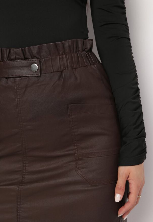 Born2be - Ciemnobrązowa Spódnica Mini z Ekoskóry z Gumką w Pasie i Kieszeniami Kirti. Okazja: na co dzień. Kolor: brązowy. Materiał: skóra. Wzór: gładki. Styl: casual, elegancki